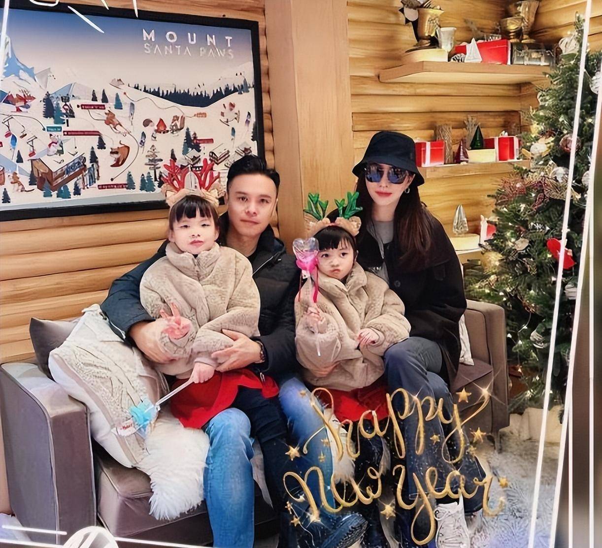 熊黛林双胞胎女儿模样大变,一家四口晒幸福,两个女儿越来越可爱_家庭