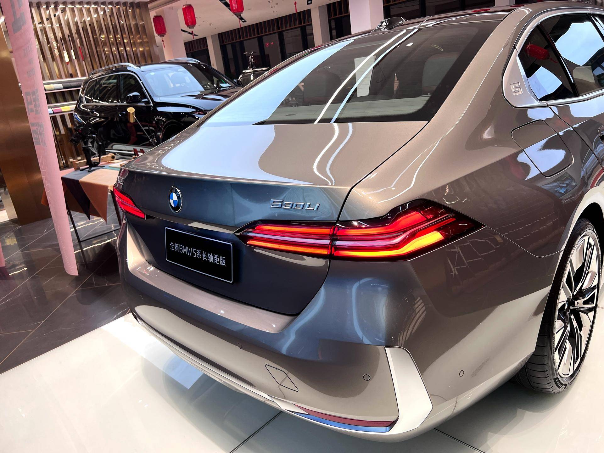 稳重大气有档次 探店实拍全新宝马5系豪华套装 你心动