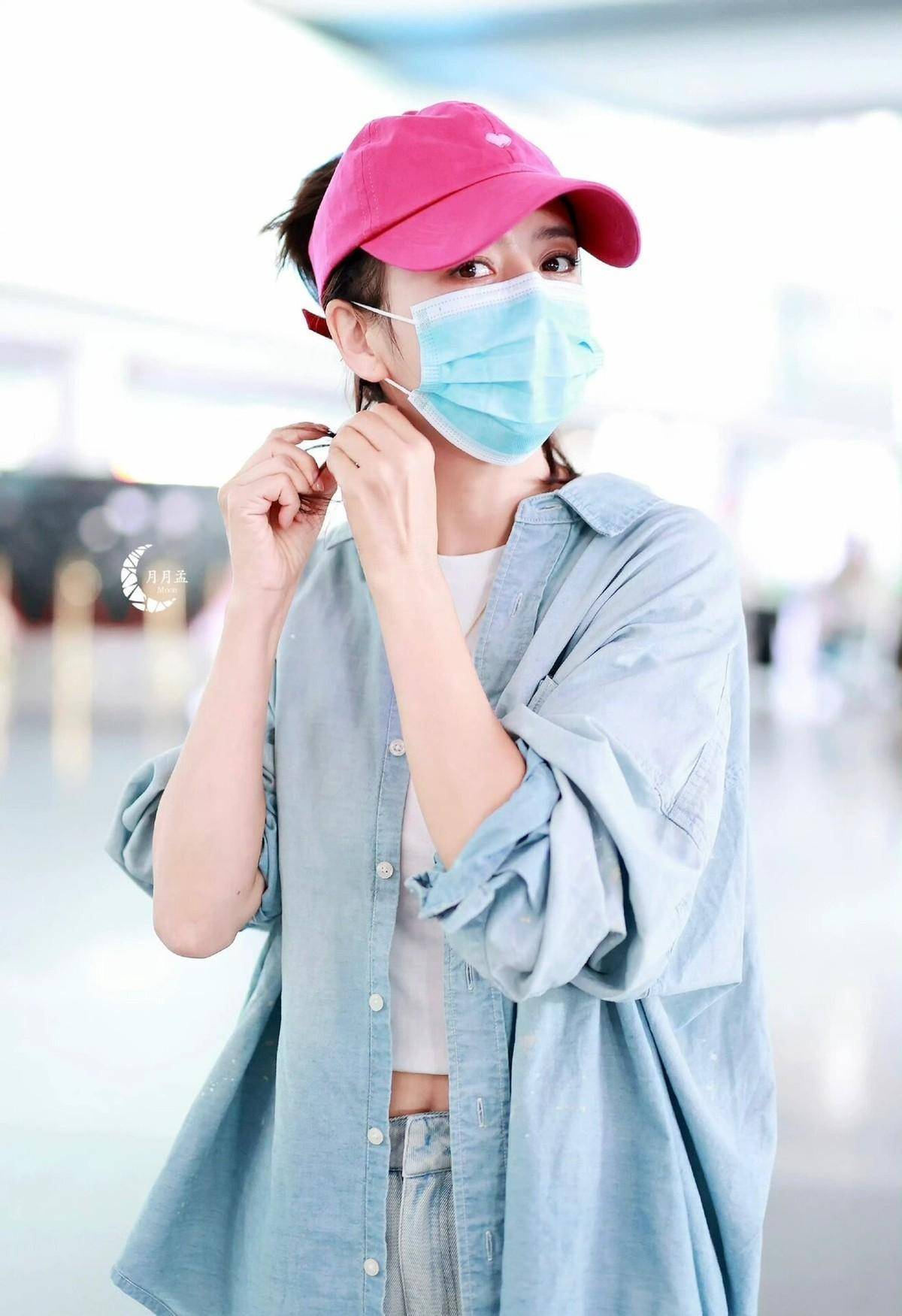 佟丽娅带火了一种穿搭:格纹短外套 小黑裤 小白鞋,显贵又洋气_夹克