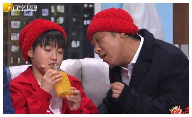 这次节目以喜剧小品为主打,吸引了众多笑星的加盟,其中包括宋晓峰