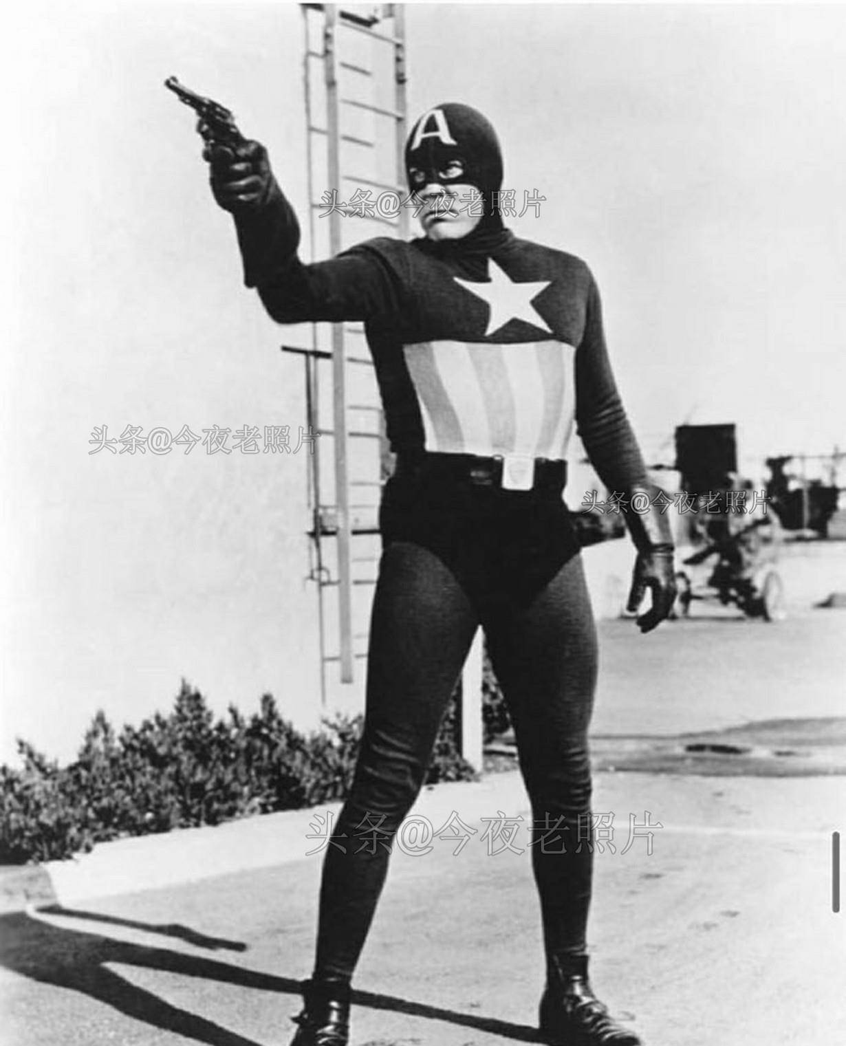 23张颠覆认知的老照片,英军给女人灭虱子,图22梦露扣