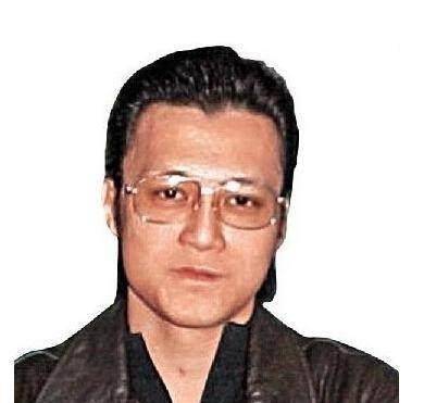 加入黑帮组织没几年,胡须勇凭借着其好勇够狠的劲头,逐渐的成为了14k