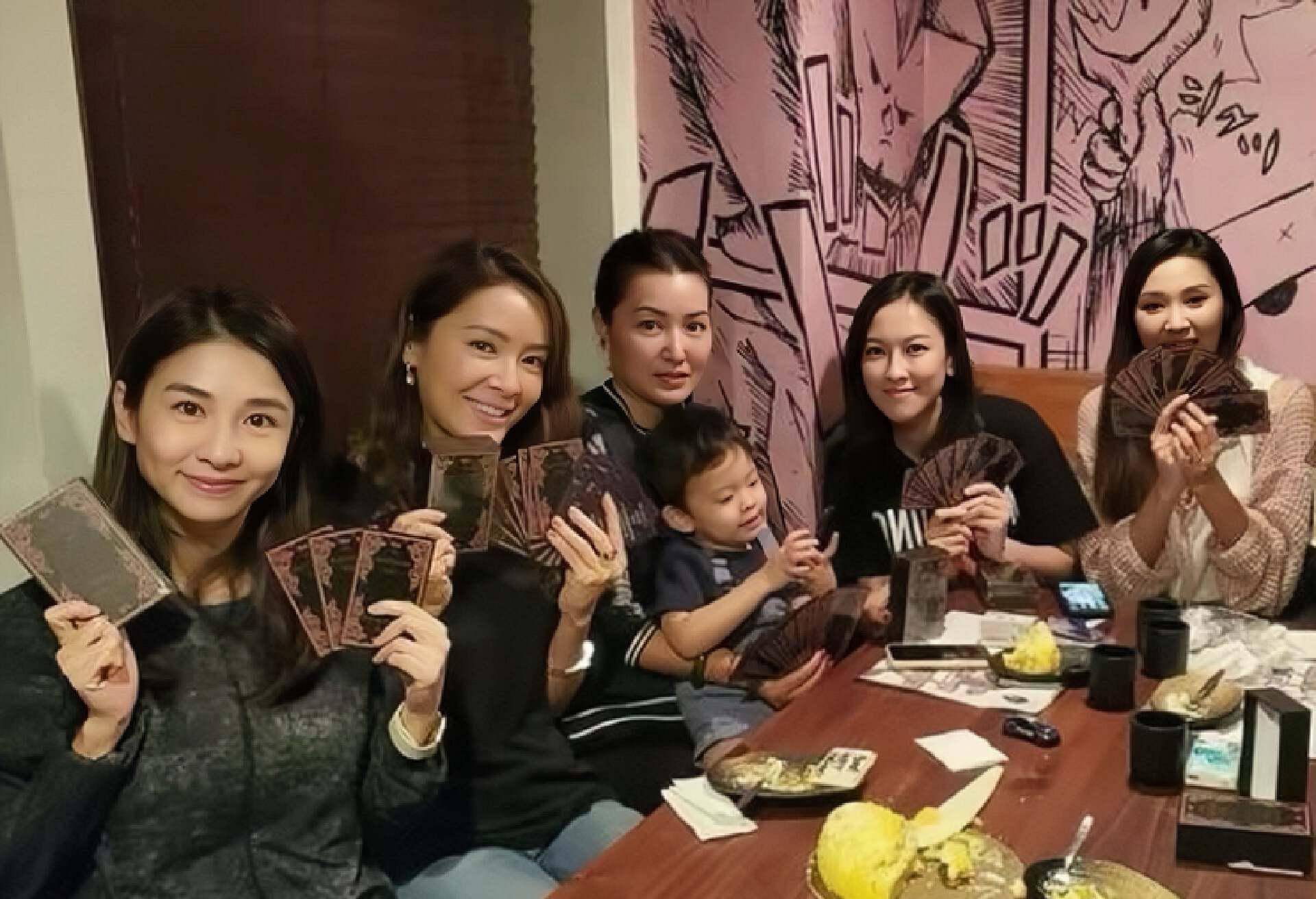 香港知名女星状态冻龄,脸上无整容医美痕迹,被传秘密结婚生子_黄纪莹