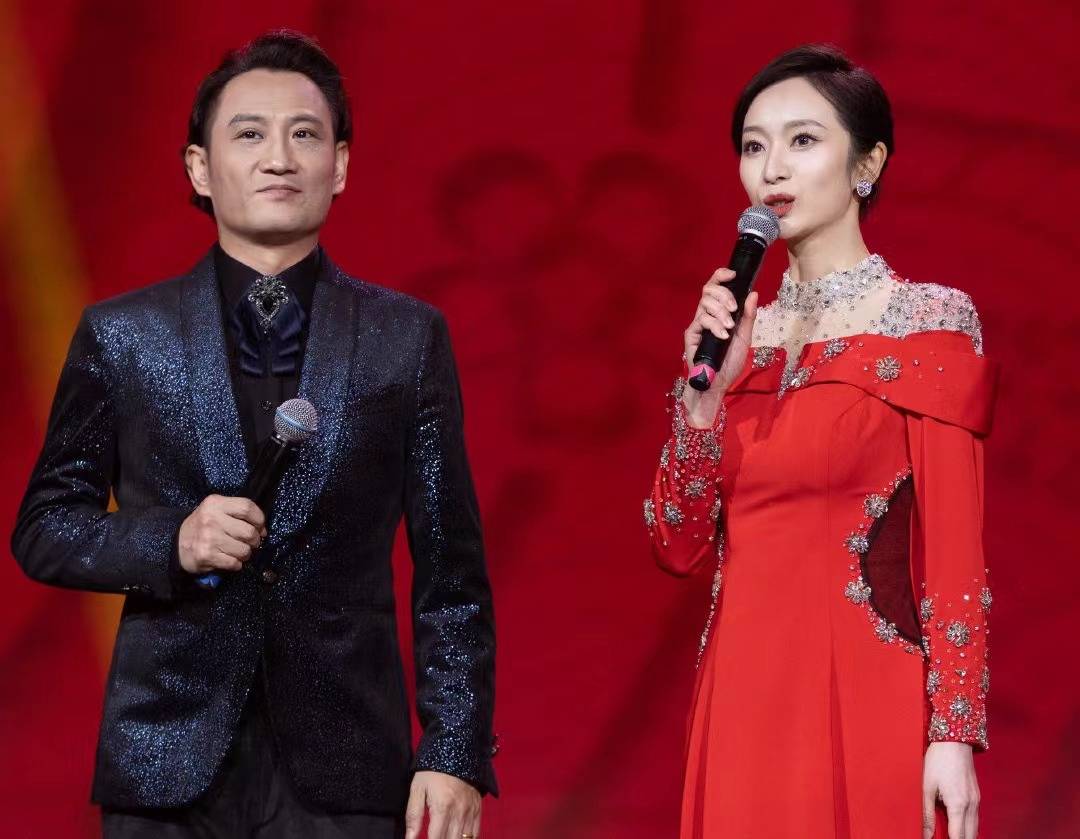 王治郅妻子主持春晚!