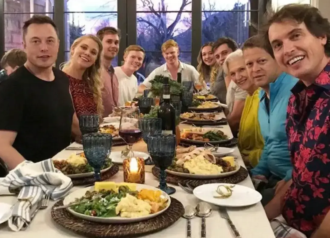 特斯拉ceo马斯克分享了新年家庭聚会(元旦时)的照片,可能与很多人想象