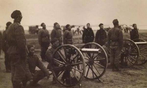 ▼到後來北洋新軍裝備的水冷機槍大多是從國外購買在1888年的時候清朝