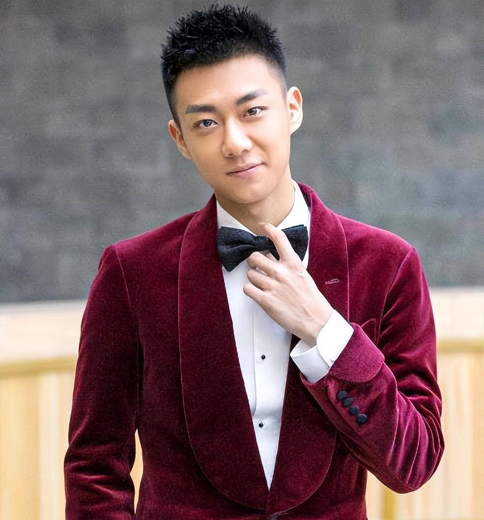 一张照片成为新晋爆款男友,杀伤力太大了_张佳宁_形象_生活