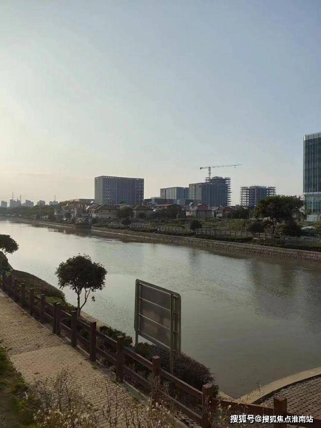 地需要从老沪闵路内走2分钟出来,过虹梅高架的红绿灯,再走过春申塘桥