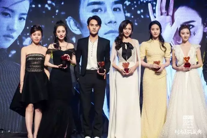 然而,在活动现场,唐嫣和刘亦菲之间一直在热烈交谈,而钟汉良和韩庚则