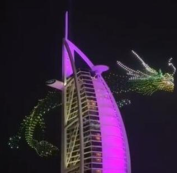 迪拜帆船酒店无人机表演,在夜空中真是耀眼夺目啊!_灯光_天空_中国