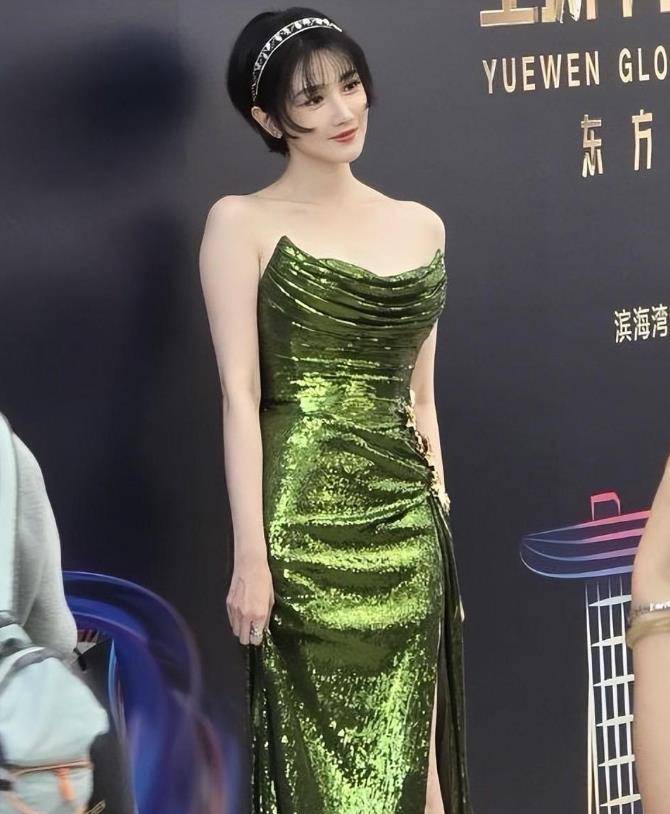是宋轶那种自信大方的气质,还是陈小纭那种英气逼人的短发造型?
