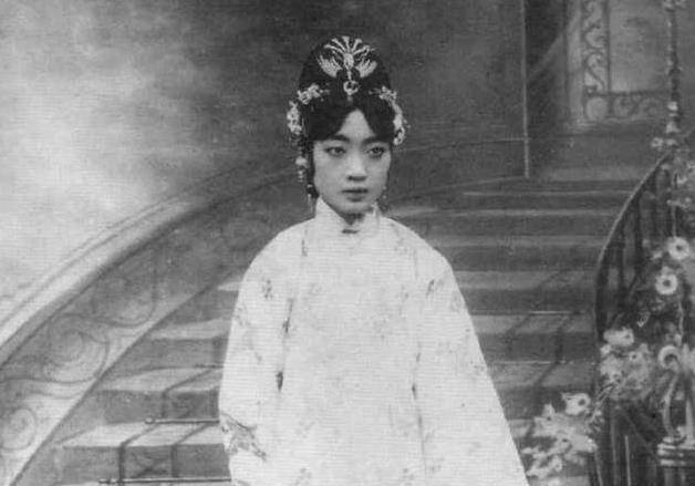 末代皇后婉容惨死狱中,尸体被扔进臭水沟,身上只有一件遗物_溥仪_因为