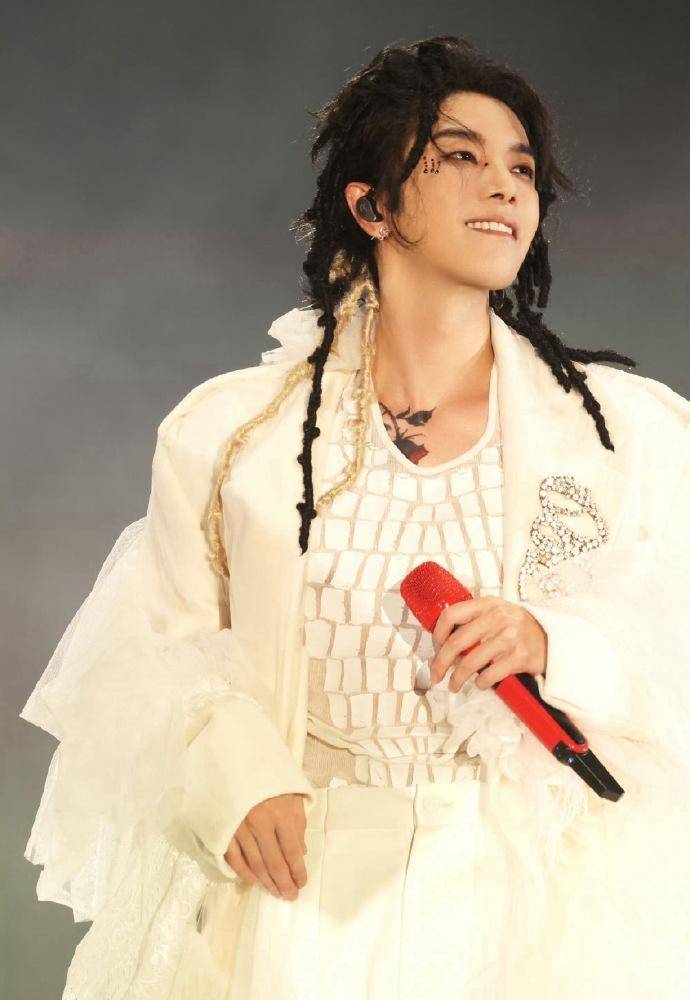 王思聪:我爸王健林,身价1100亿,华晨宇:我爸华富雄100