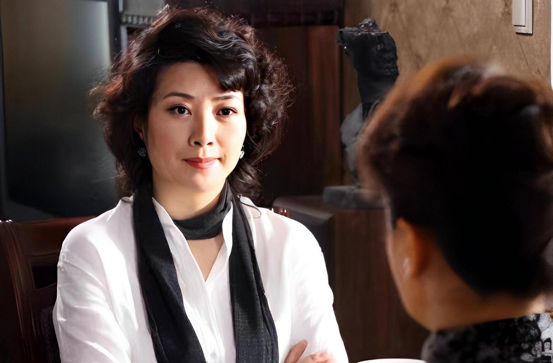 她长得漂亮,演技好,如今60岁婚姻成谜_王静_生活_舞台