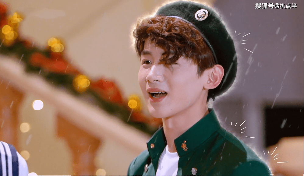 节目中的白敬亭情商极高,综艺感很好,很快就成为了《明星大侦探》的