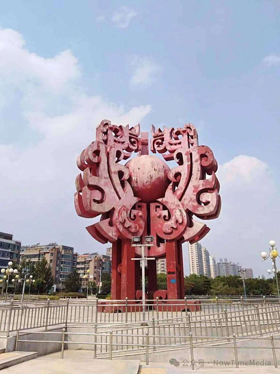 建平县叶柏寿镇青年广场的大铜马,曾经威武矗立,奋发图强的灵魂标志!