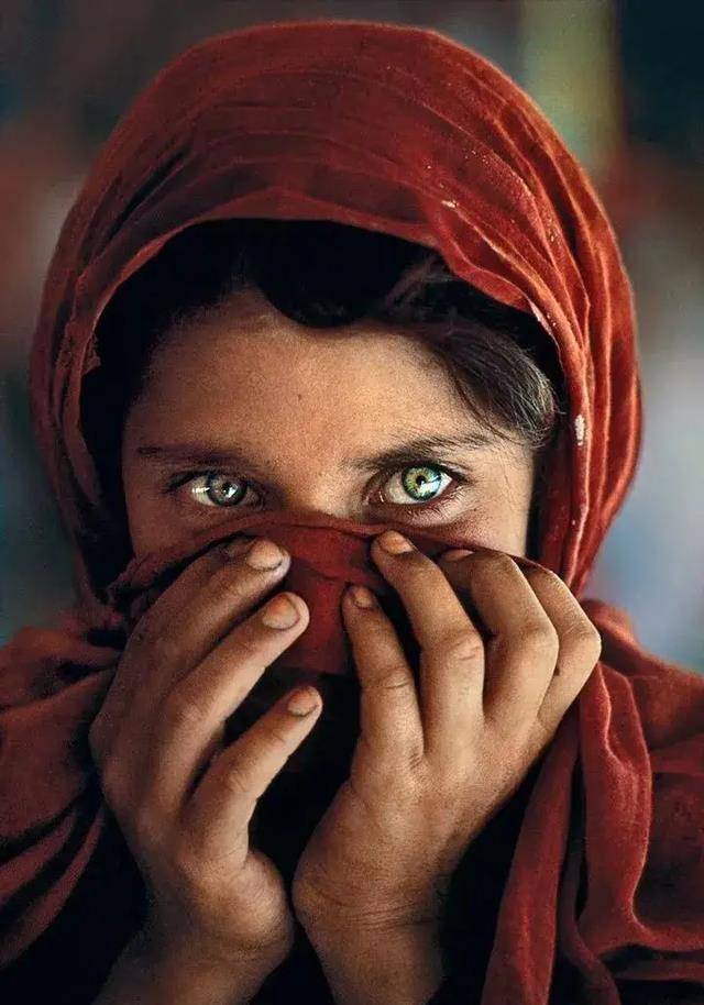 "麦凯瑞被这个女孩吸引住了,他仔细端详起这个阿富汗少女来:其没有