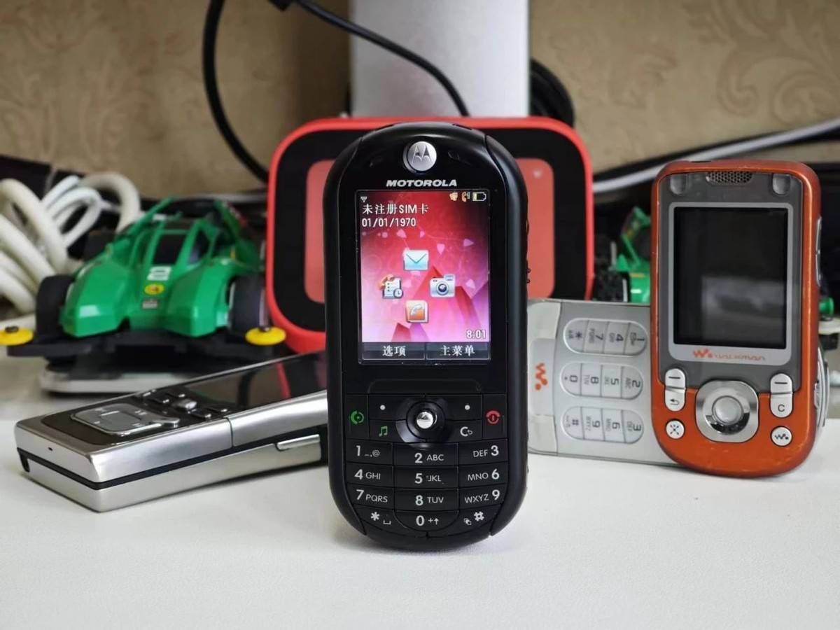 而e1是摩托罗拉和苹果合作推出的机型,可以用itunes播放器,硬件以e398