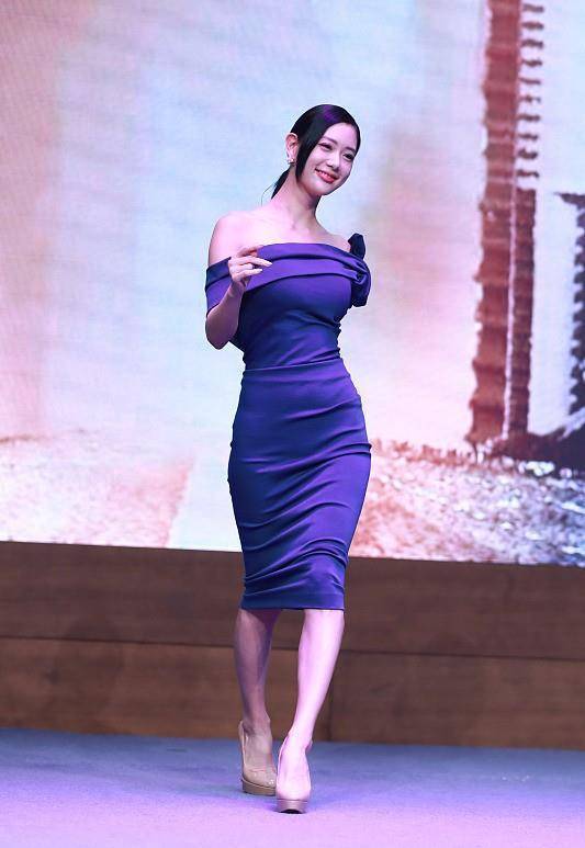 克拉拉的"肉感身材"超有型,再配上包身裙更撩人