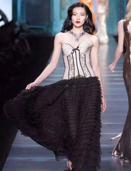 中国美人张梓琳拒当豪门阔太,转身嫁给普通白领,如今