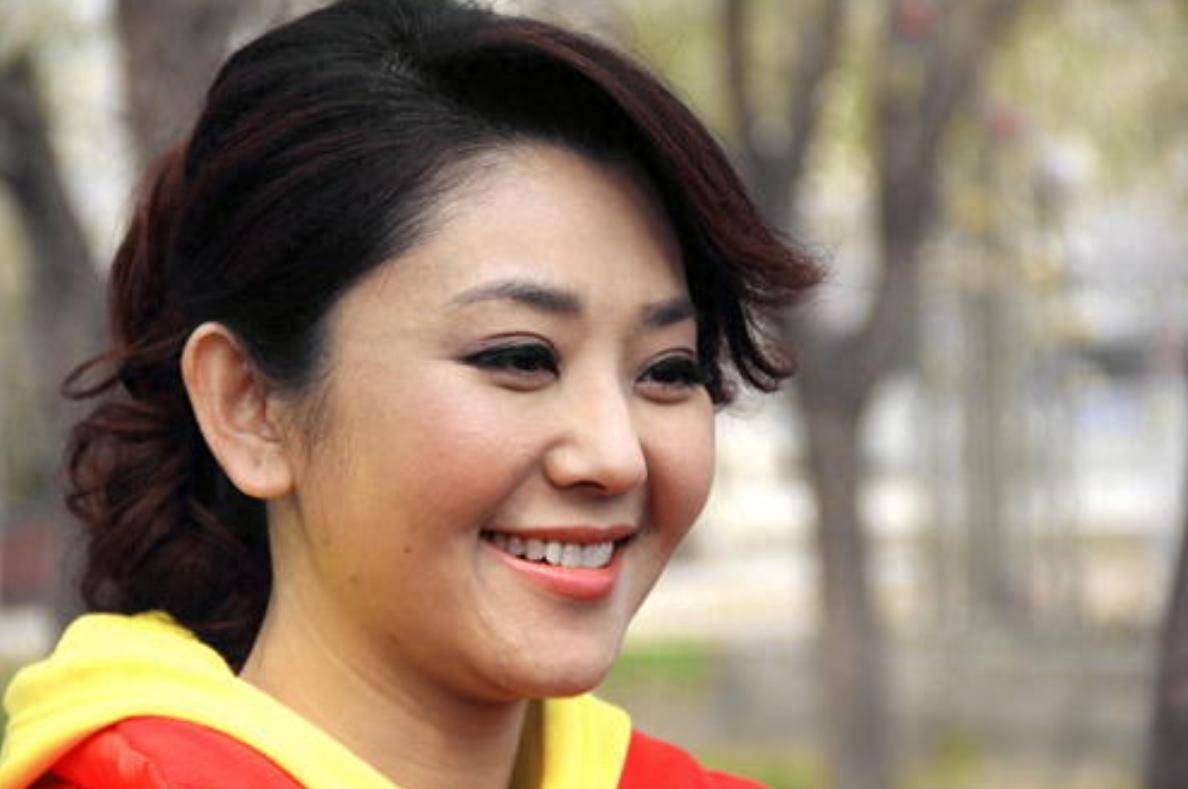 主持人方琼:嫁大8岁副台长,闪婚后生下可爱儿子,活成