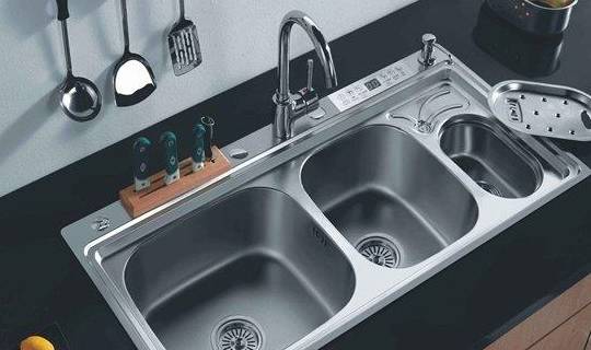 厨房看上去还是比较小的,就是因为设计的关系,橱柜还有流水台是相对的