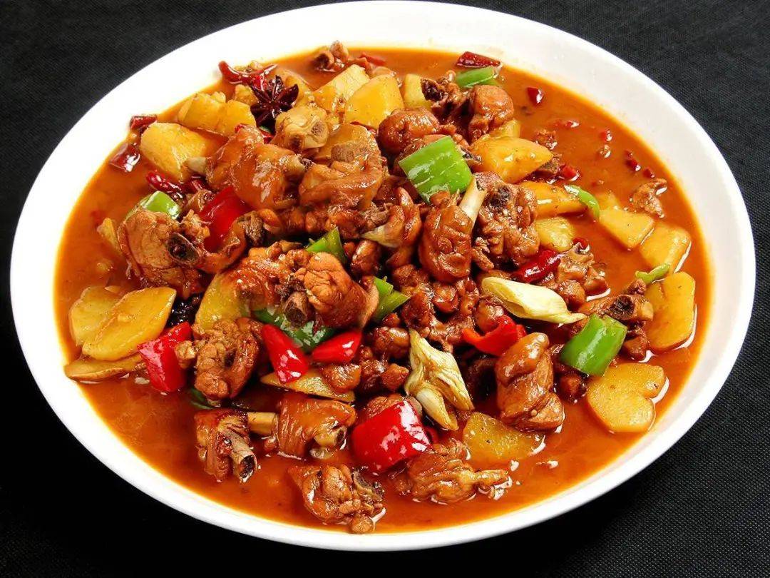 东北:大盘鸡,酸菜炖粉条西南地区的春节美食以火锅和酸菜鱼为代表.