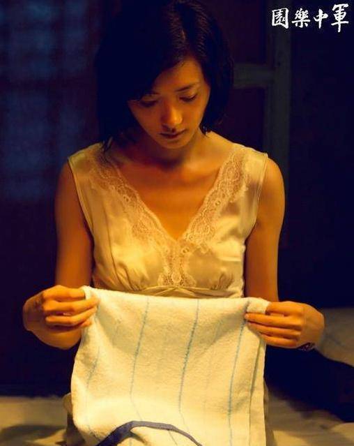 2013年出演了民国军旅剧《军中乐园》,在这部剧中扮演了茶室待应生