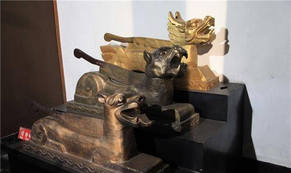 《包青天》中,有三口铡刀一直陈列在开封府中,分别是狗头铡,虎头铡和