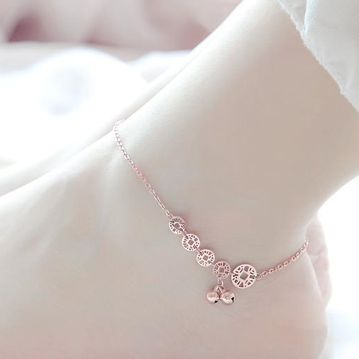 纤细玉足露脚踝,搭配一条小脚链,超时髦迷人_铃铛