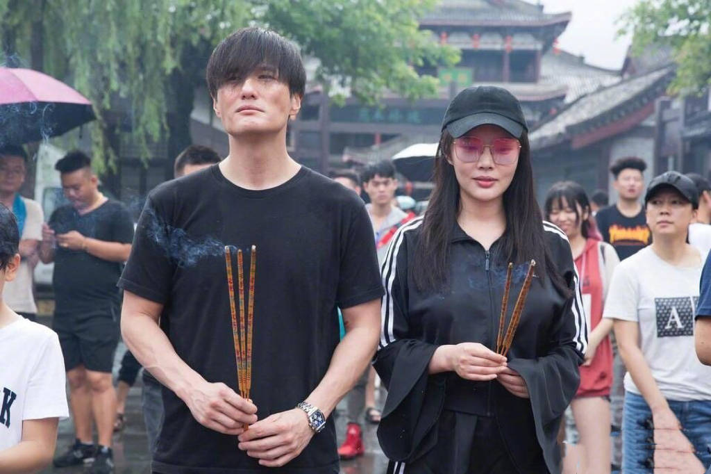 尹子维情人节求婚成功,送徐冬冬百万钻戒出手阔绰,婚期暂时未定_女方