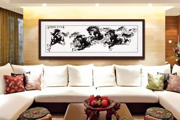 八匹马形态各异,飘逸灵动,或奔腾跳跃,或回