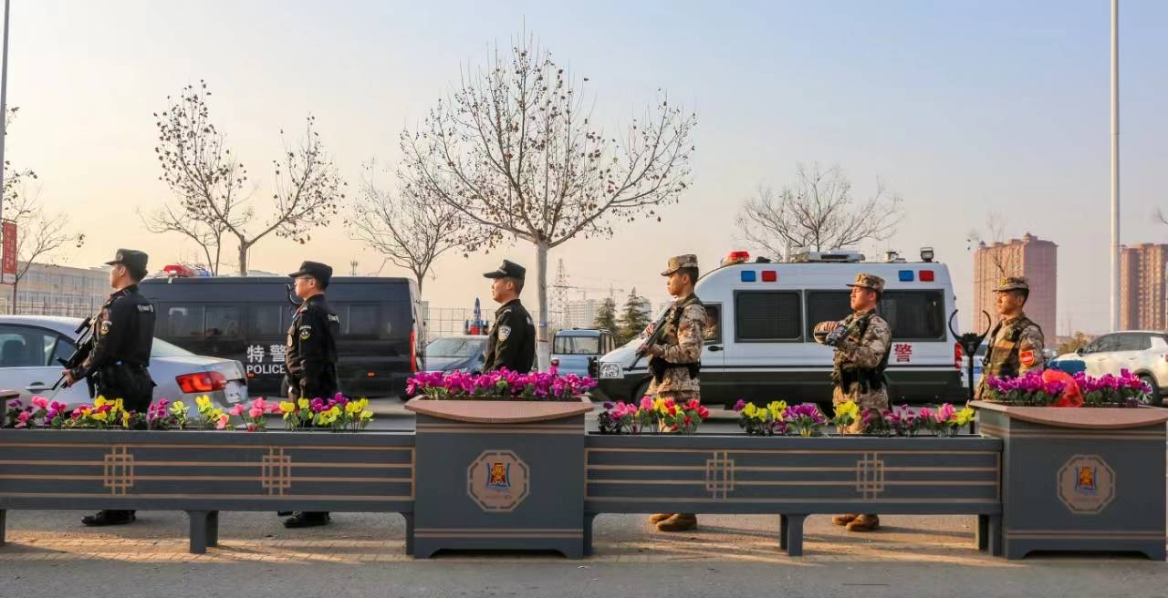 龙年春节期间,运城市夏县公安局与驻地武警某部联合开展"节日我在执勤