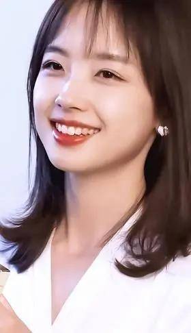 "国民初恋"王冰冰的早年素颜照曝光,和如今的甜美形象相差太远_眼镜