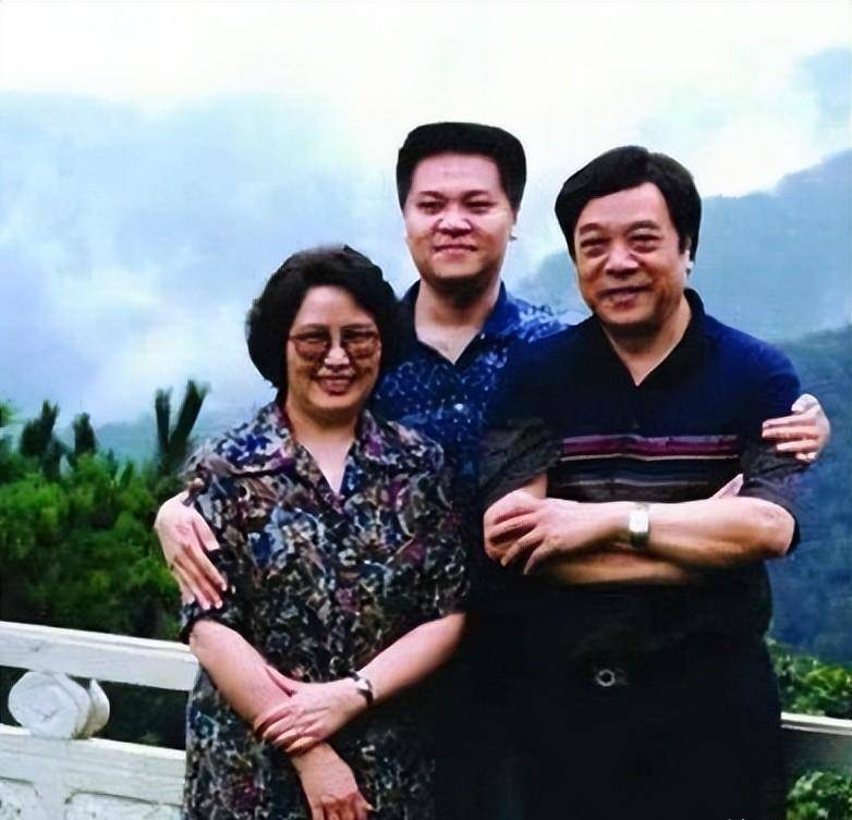 赵忠祥:一生献给事业78岁病逝,遗产却没给妻子,儿子一