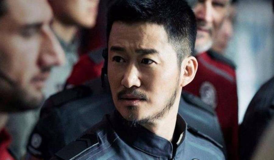 除了吴京,吴孟达和雷佳音等出彩演员外,电影中还有两位新人,他们年轻