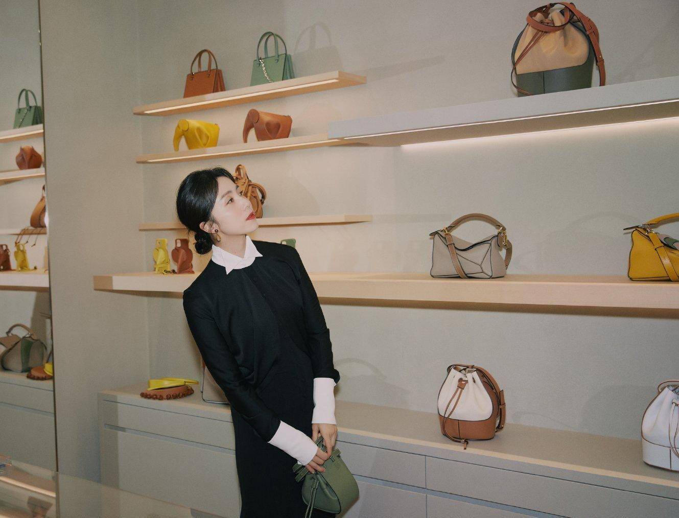 孙莉久违参加活动,生图皮肤状态像剥壳鸡蛋,完全不像两个孩子妈_服装