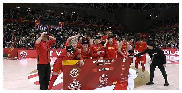 姚明慰问中国女篮！史上最壮大中锋，奥运三大功勋者屈指可数。