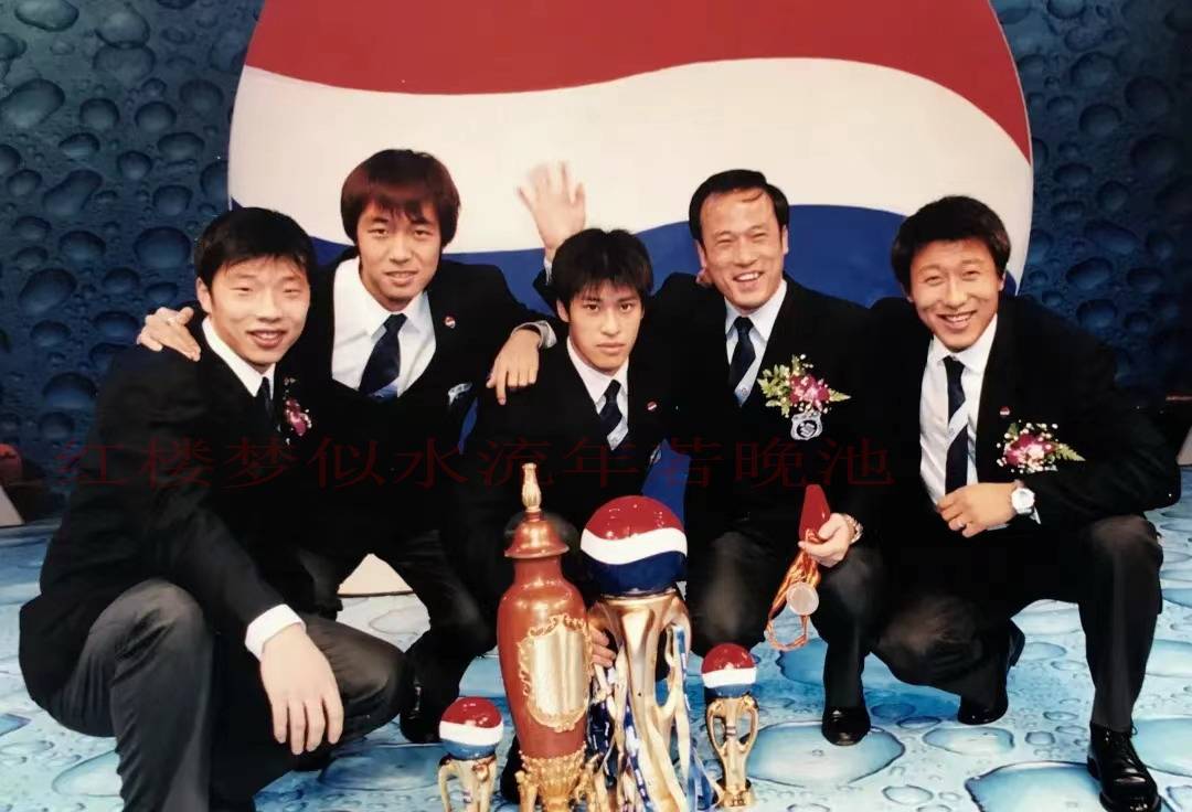 庆功会上,张亚林与张恩华,张耀坤,王鹏和林乐丰一起,与甲a冠军奖杯