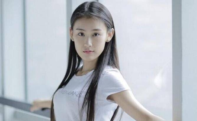 扬子公司旗下签的女艺人王婉中,张羽熙和黄圣依都长得近乎一样.