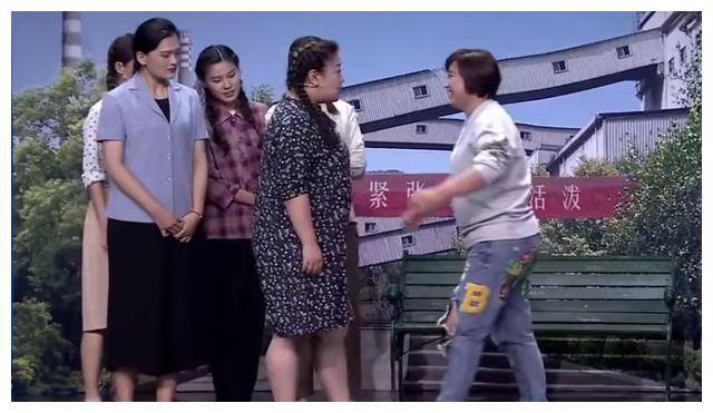 过去,蒋诗萌一直是贾玲小品的配角,直到2021年《一年一度喜剧大赛》