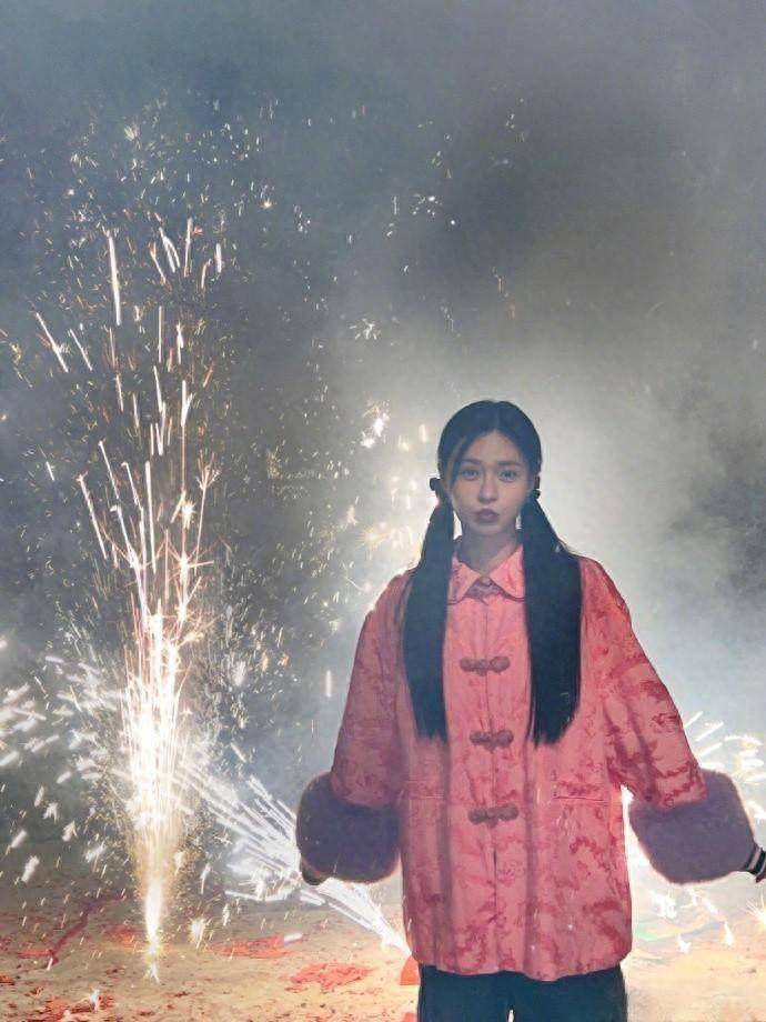 沈梦辰新年回湘西老家晒合影,一家其乐融融,身边的他笑的很开心_时光