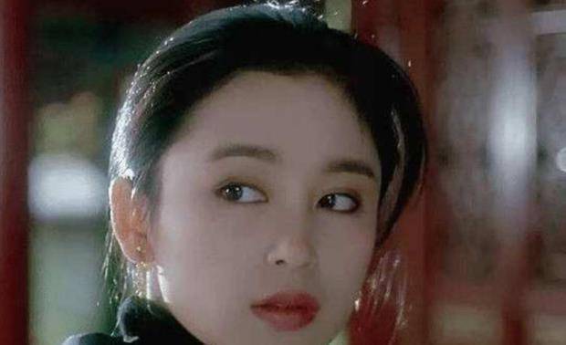 在嫁给陈凯歌之后,陈红也是渐渐的放弃了事业,一心在