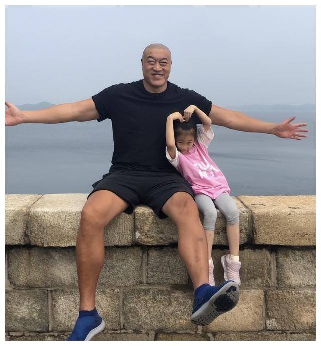 男篮马健56岁,妻子迷人美貌,双子子女带来幸福_篮球_生活_人生