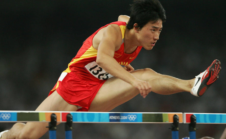 2004年雅典奥运会男子110米栏决赛,刘翔犹如一道红色闪电,以巨大领先
