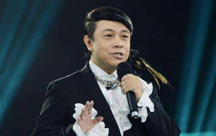 从蔡康永的主持风格就能够看得出来,他的情商还是非常高的,因此