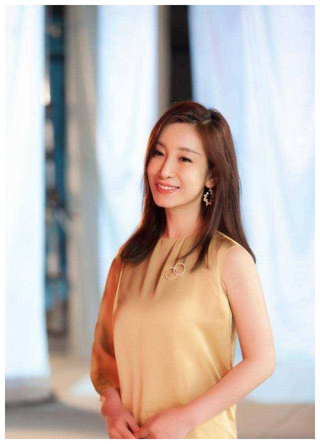 秦海璐42岁如公主,生活无自理能力,靠王新军24小时!__