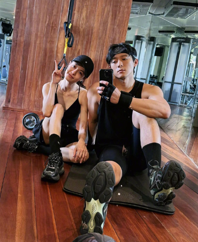 恭喜!钟楚曦侯雯元新年情人节官宣恋情,晒健身照相互依偎超甜蜜