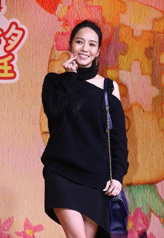 与周杰伦分手嫁富豪,40 的侯佩岑魅力不减,穿黑色长裙