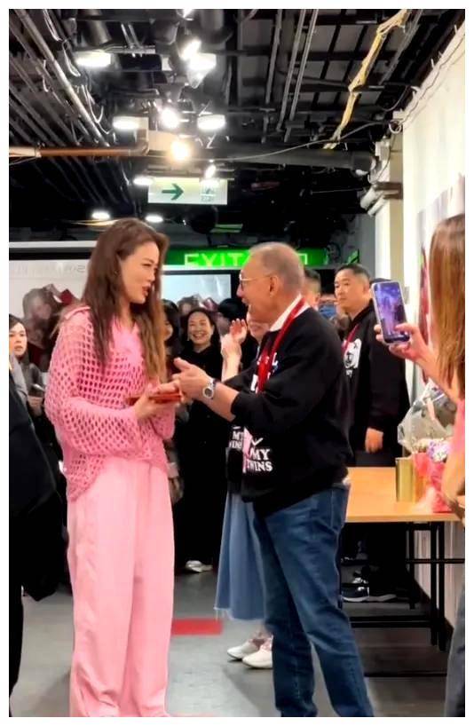 杨受成为容祖儿发红包,合影姿势走心,老婆旁看笑容满面_陆小曼_集团